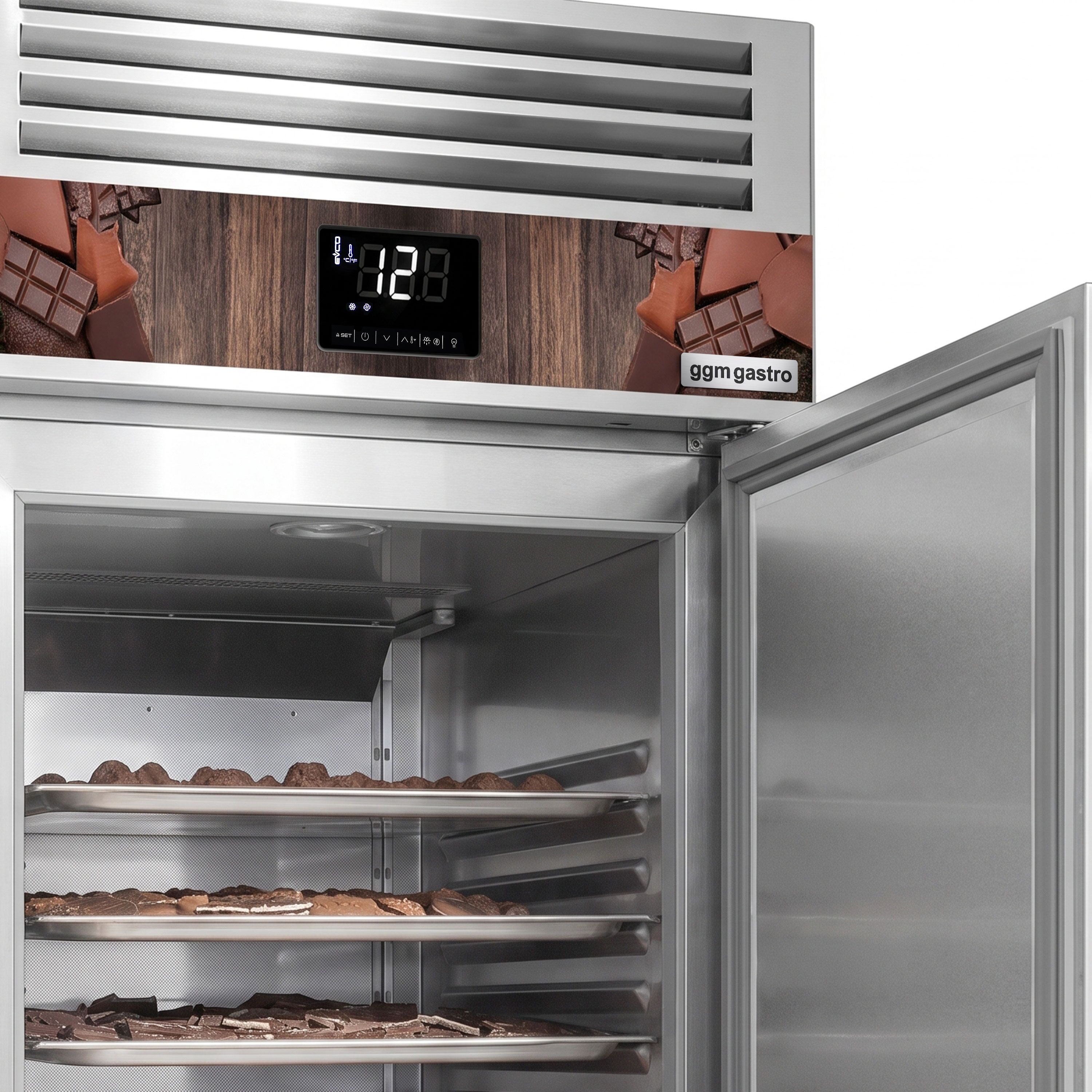 Çikolata Buzdolabı PREMIUM - GN 2/1 - 700L - 1 Kapı & İç Aydınlatma, Kendinden Kapanır Kapı, Manyetik Conta - R290 Soğutucu Gaz - Fanlı Soğutma - Otomatik Defrost