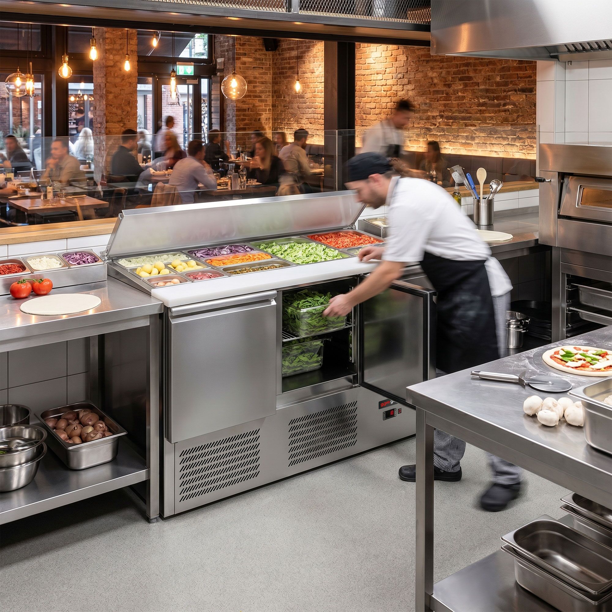 Saladette réfrigérée ECO - 1368mm - 368L - façade noire - 3 portes - avec découpe pour 4x GN 1/1 & Couvercle inox