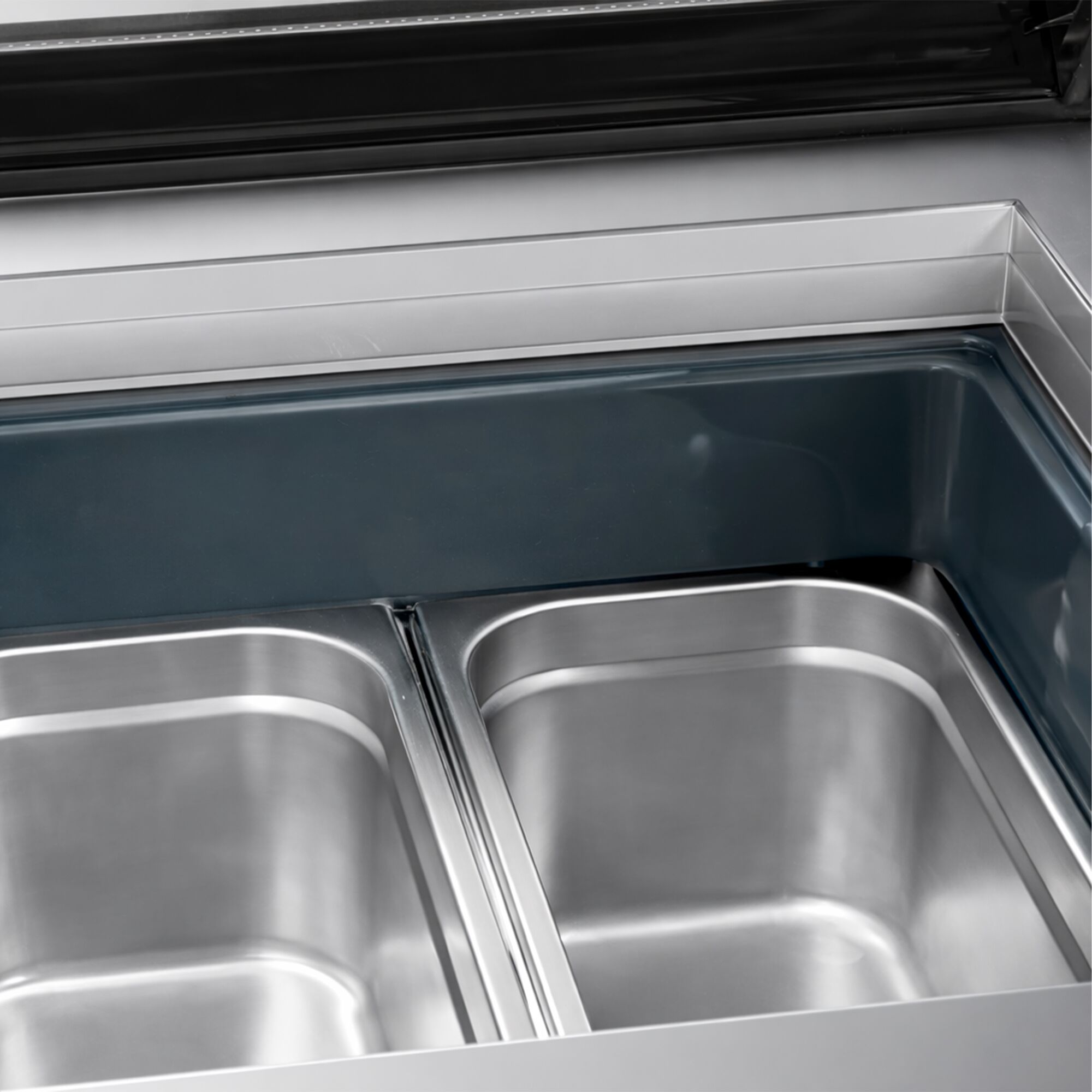 Vitrine à glaces à poser - 867x735mm - Froid statique - Couvercle vitré basculant - avec éclairage LED - pour 4 bacs de 5 L - Côté service