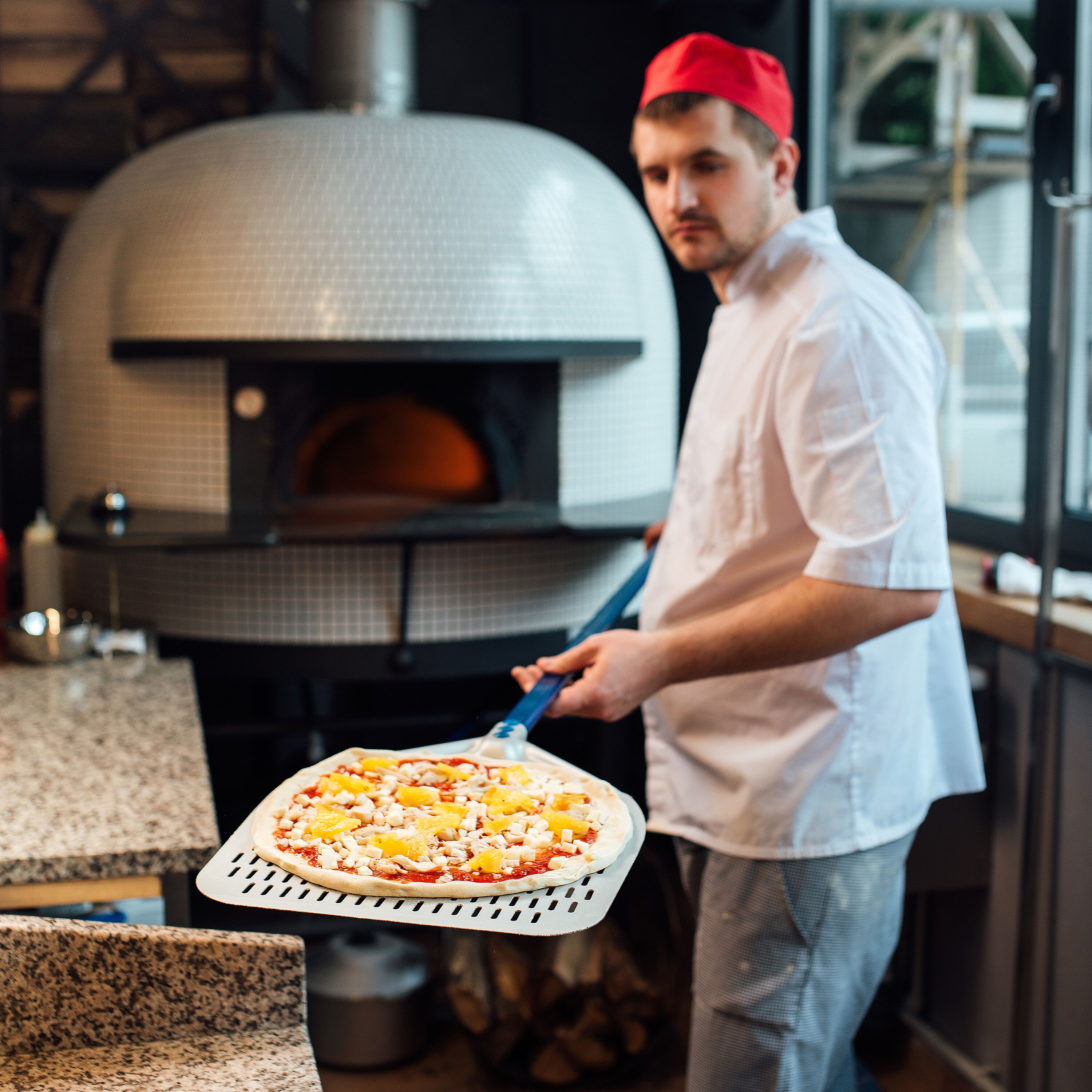 Pizzaspade - AZZURRA - Aluminium - fyrkantig - 330x330 mm - perforerad - Handtag: 150 cm