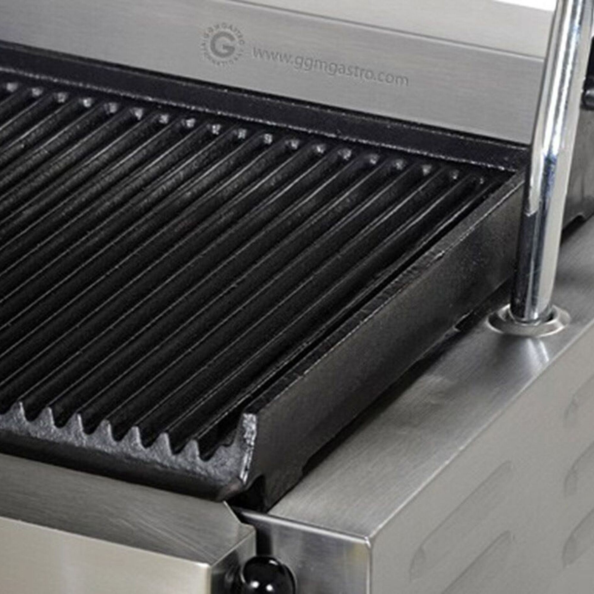 Table de préparation – 1210 mm – 2 portes – pour 9 bacs GN 1/6 – incl. grill de contact
