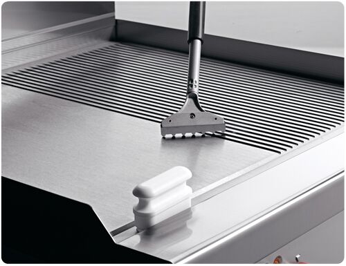 Commercial Electric Griddle - 8.0kW - Smooth/Ribbed Plate (half & half) - Cooking area: 596x430mm - on Stand