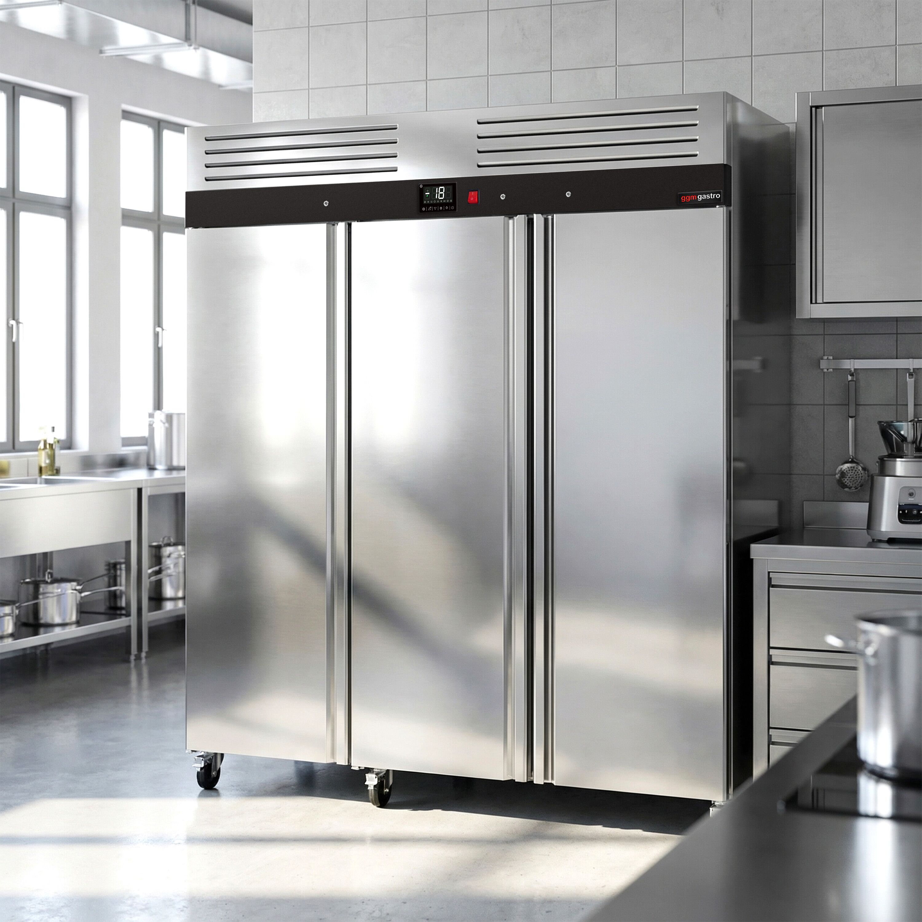 Armoire réfrigérée négative en acier inoxydable ECO - 1800 litres - avec 3 portes en inox - face intérieure des portes en plastique