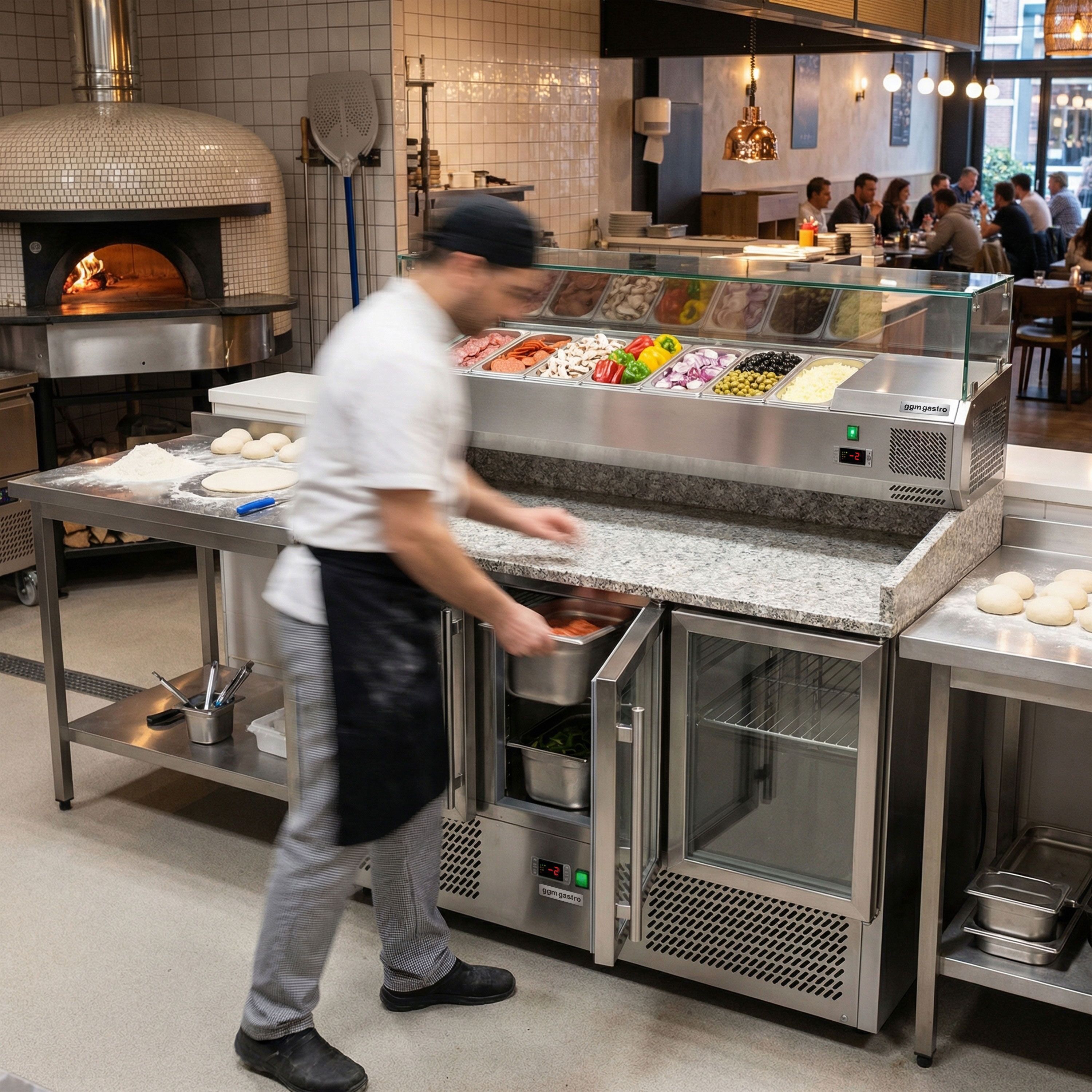 Banco pizza refrigerato ECO - 1400x700mm - con 3 porte in vetro - piano in granito - con vetrina ingredienti refrigerata superiore - 6x GN 1/4