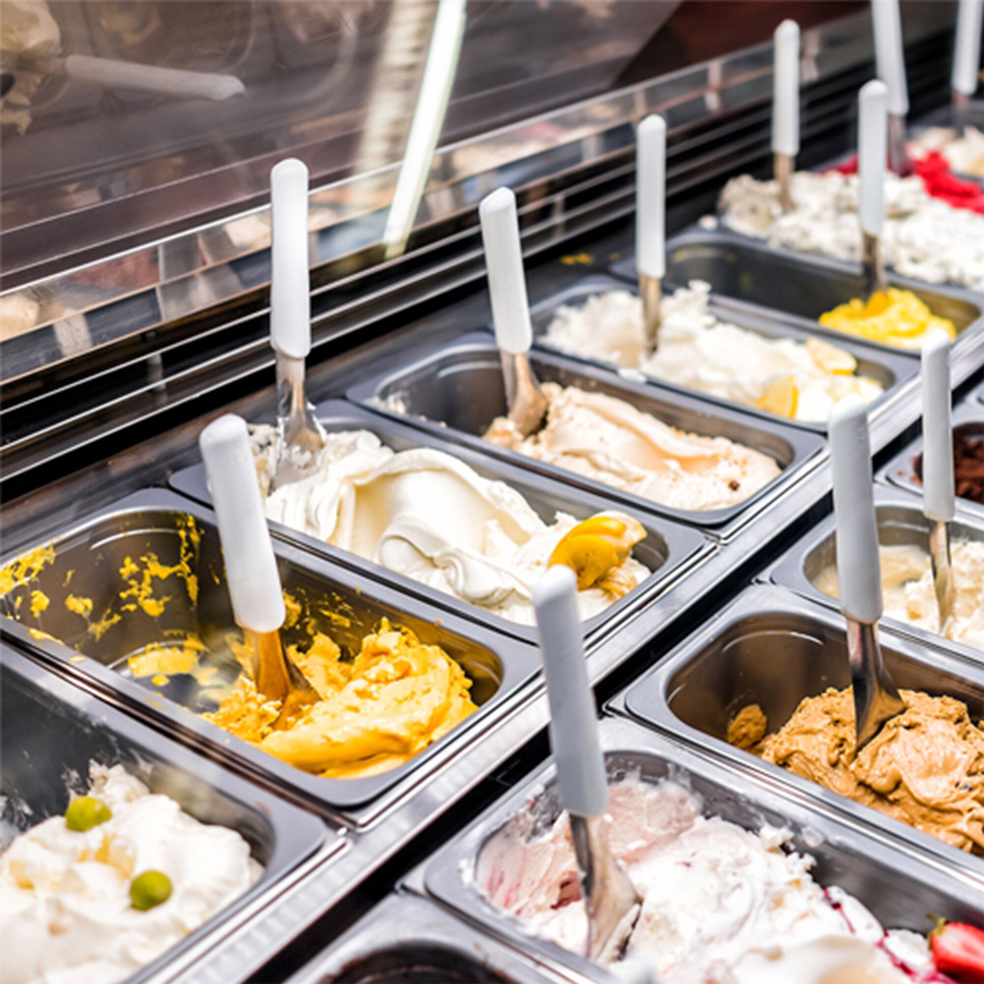 Vitrine à glace ADAM – 1700 mm – refroidissement ventilé – pour 18 bacs à glace de 5 litres ou 12 bacs à glace de 7 litres – Blanc
