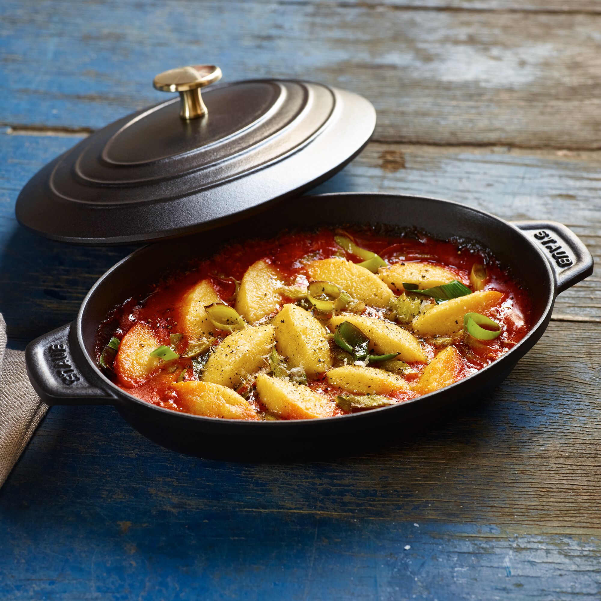 STAUB | SPECIALITIES - Ugnsform med lock - oval - 230 mm - gjutjärn - svart