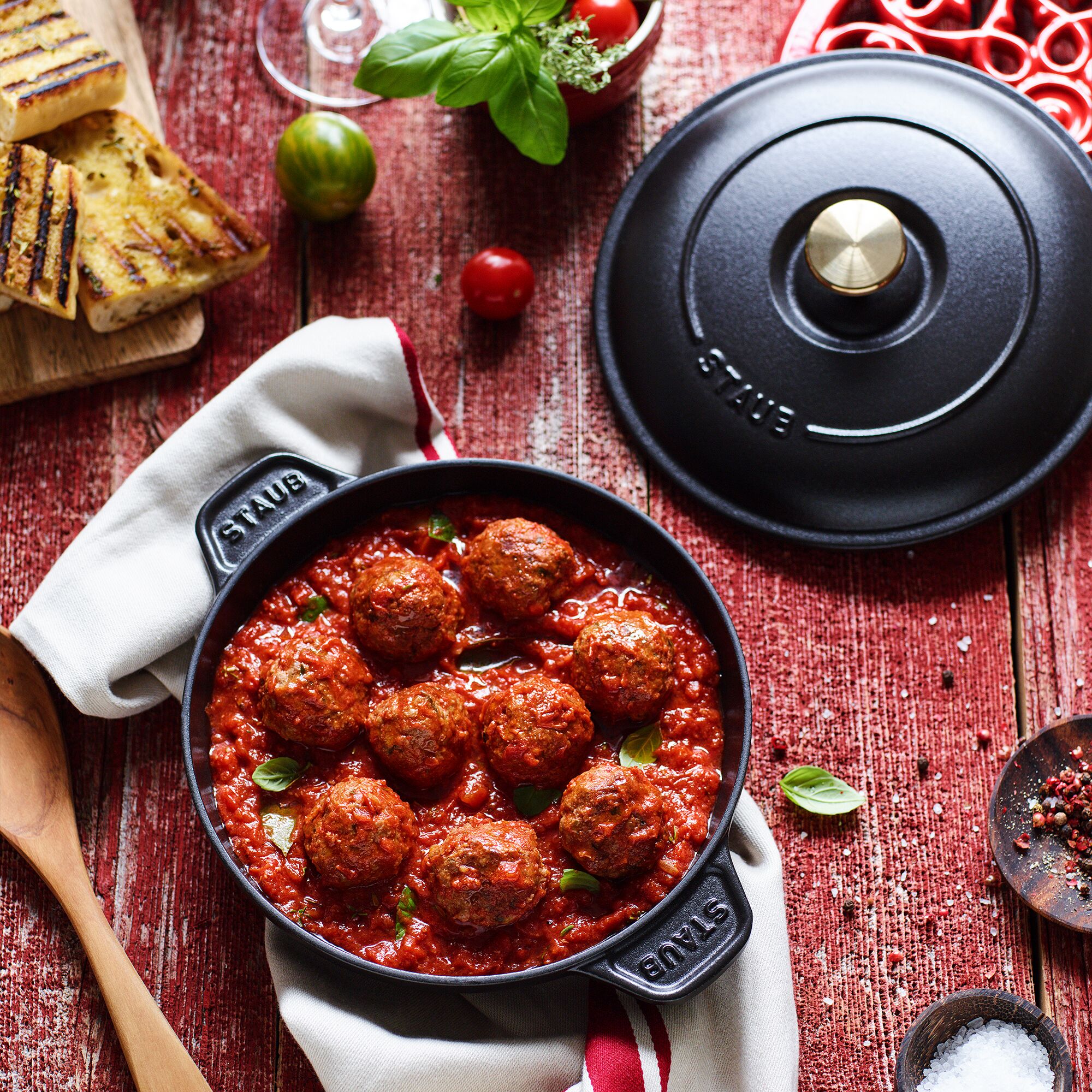STAUB | Round Cast Iron Casserole with Lid – Ø 20 cm - Black
