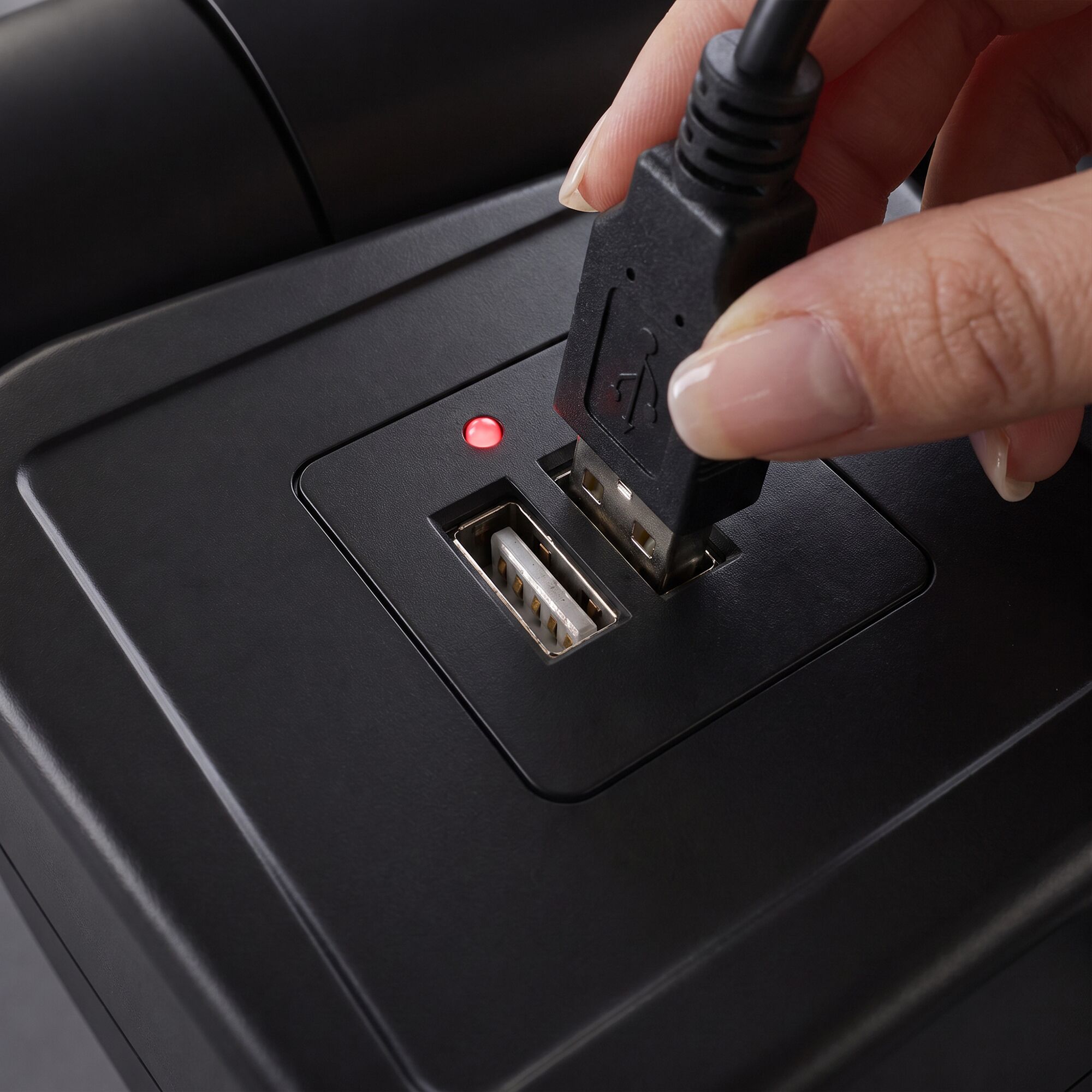 Fén s nástěnným držákem – teplý a studený vzduch – 2 USB porty – 1,3 kW
