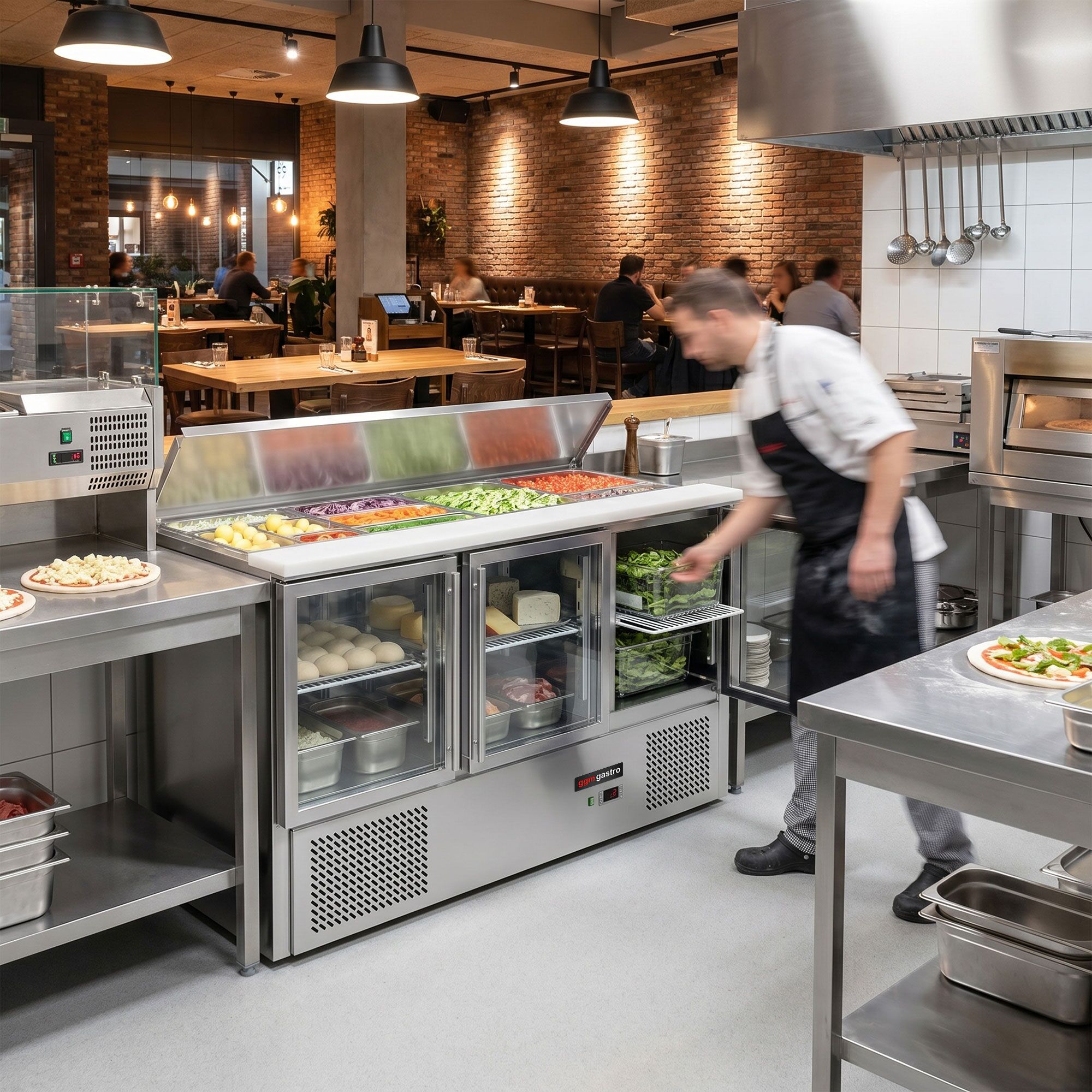 Saladette réfrigérée ECO - 1368mm - 368L - 3 portes vitrées - avec découpe pour 4x GN 1/1 & Couvercle inox