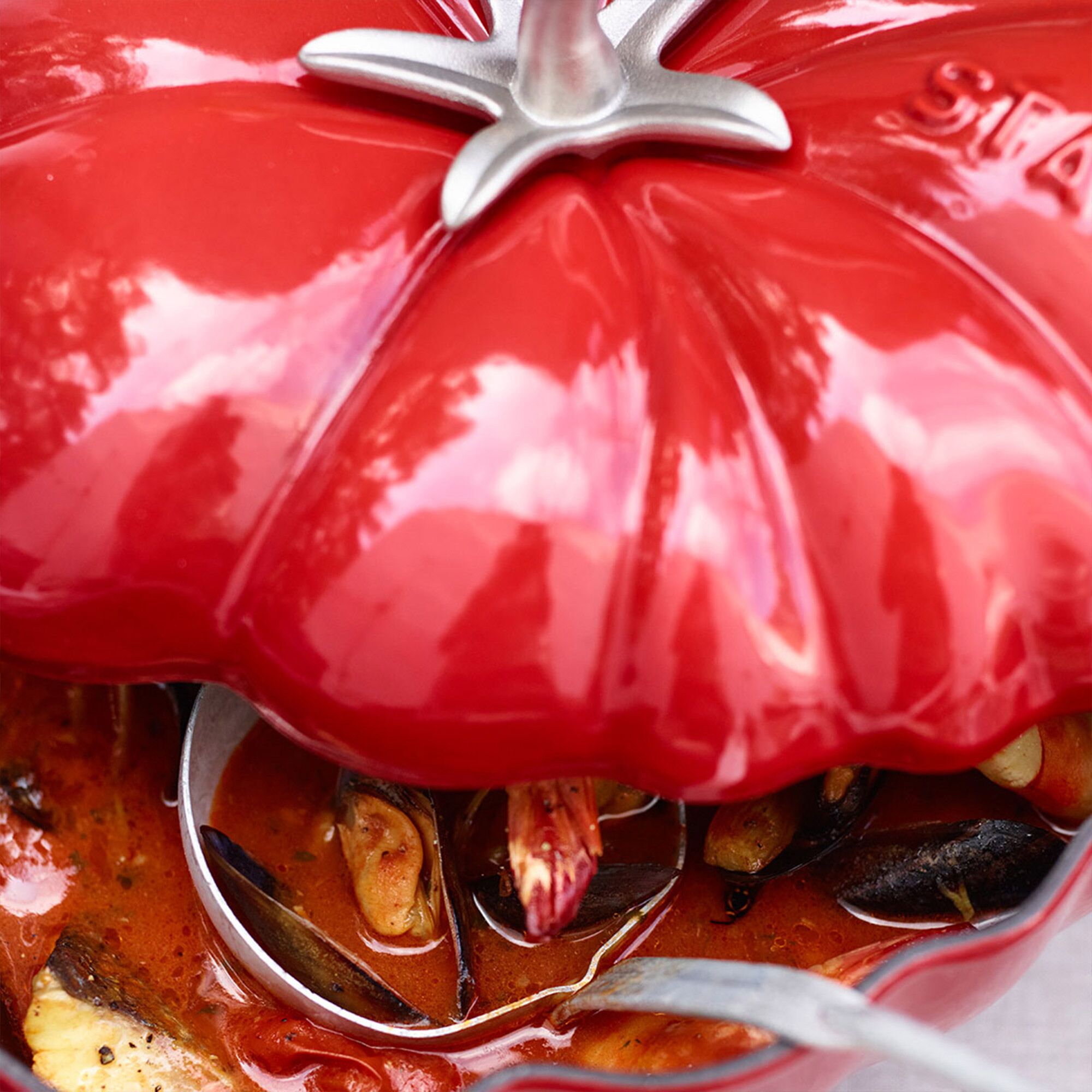 STAUB | LA COCOTTE - Cocotte - Tomatenform - 250mm - Gusseisen - Kirsch-Rot