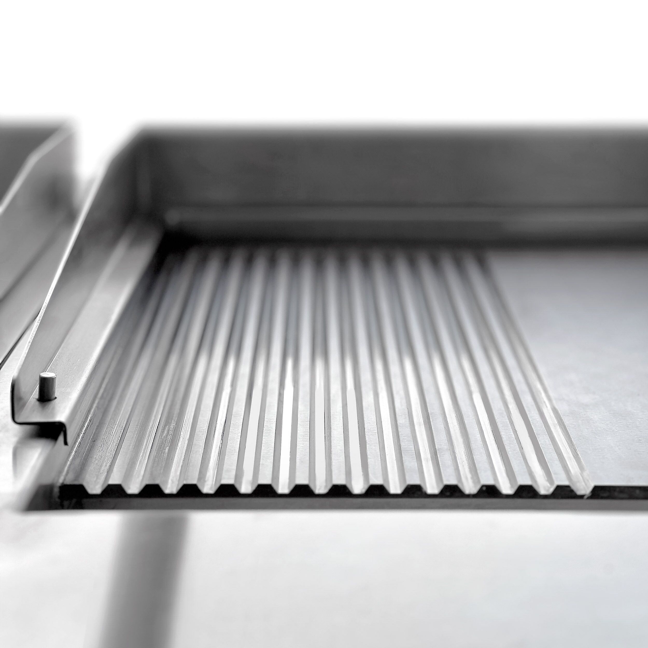 Plancha à induction - plaque acier - 10,0 kW - 1/2 lisse, 1/2 rainurée - incl. soubassement avec 2 portes