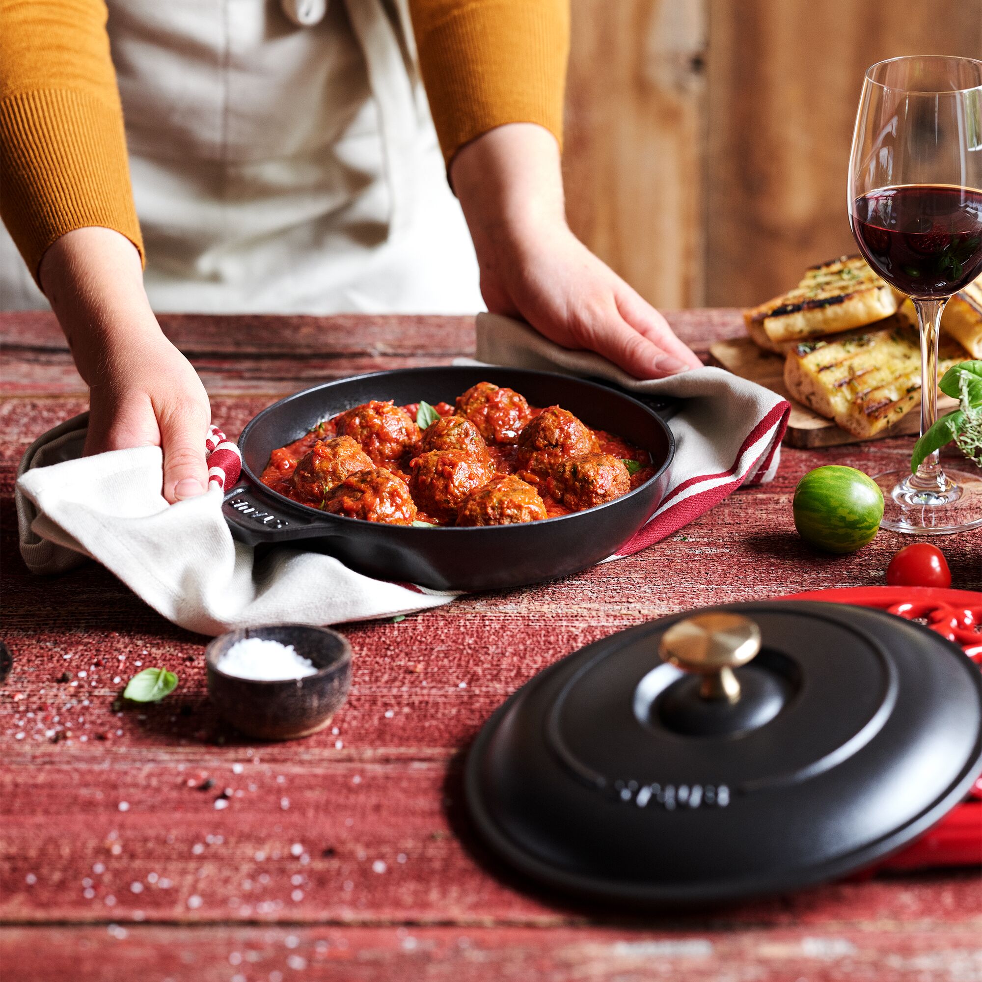 STAUB | Round Cast Iron Casserole with Lid – Ø 20 cm - Black