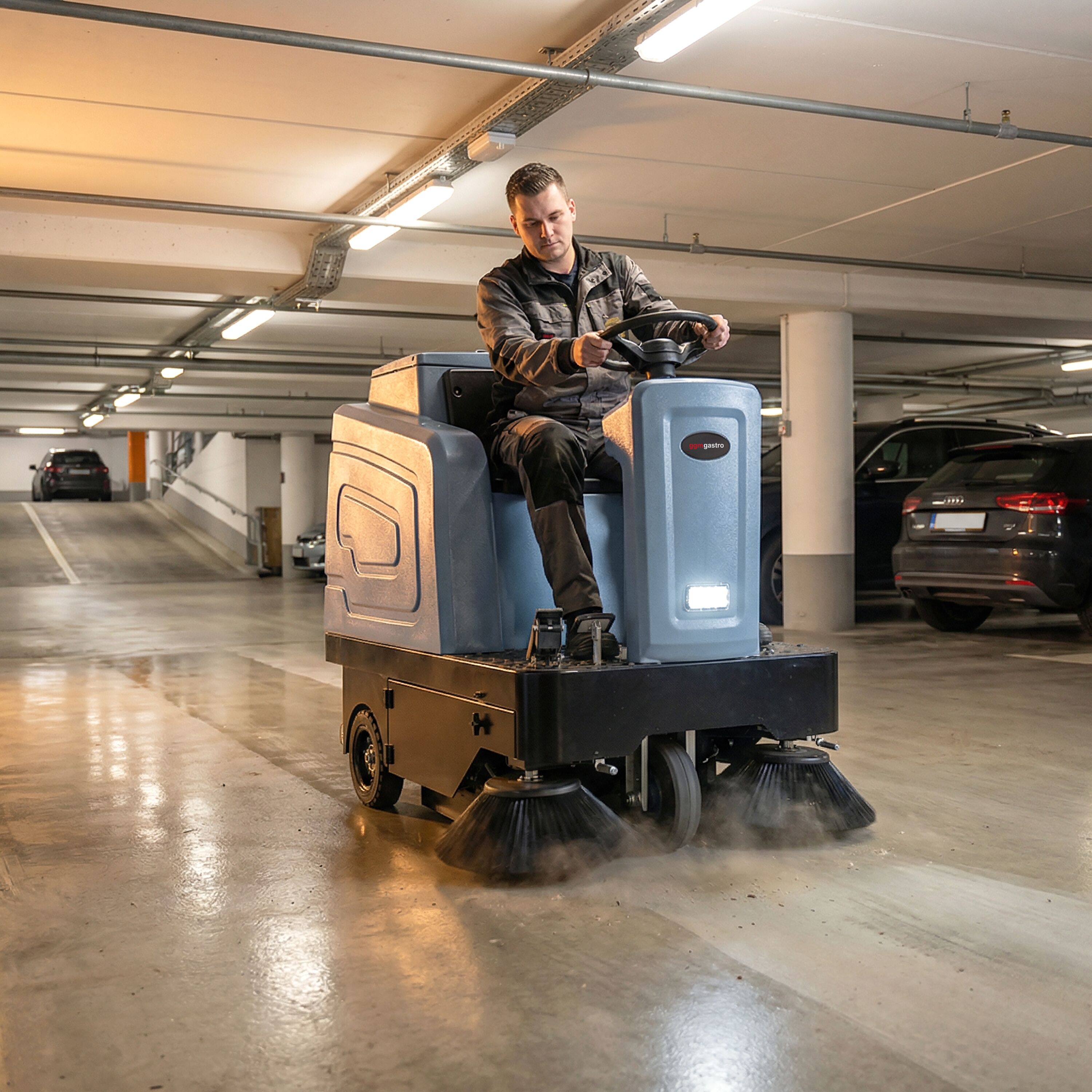 Balayeuse autoportée - 7 500 m²/h - avec fonction de pulvérisation d’eau
