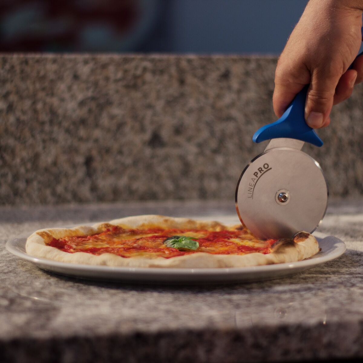 Pizzaskärare PREMIUM - Ø 100 mm - rostfritt stål - blå