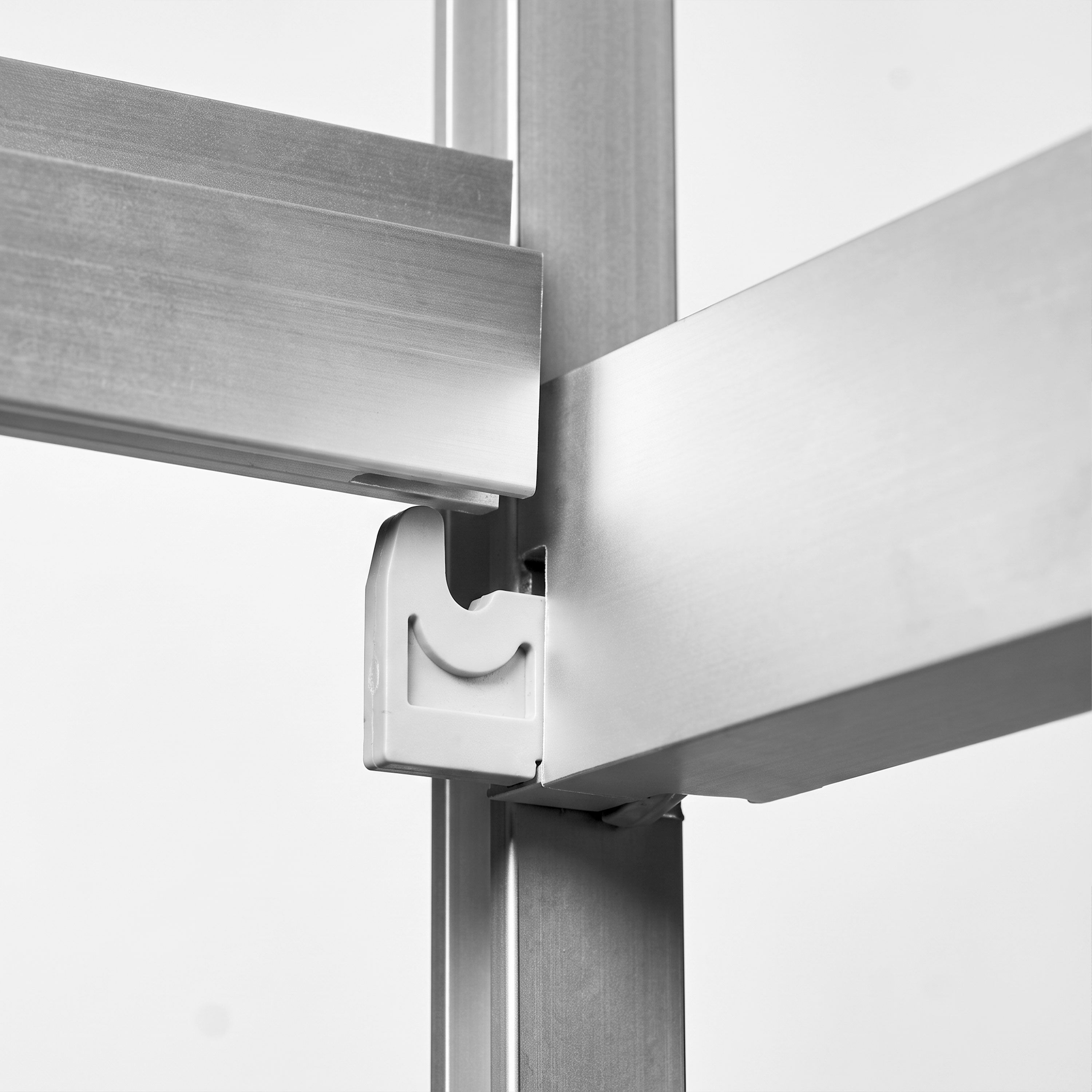 Hyllsystem med plasthyllplan och aluminiumstegar - 771x1685 mm - Djup: 460 mm - med 4 hyllplan (JUSTERBARA) - Maxbelastning: 450 kg per sektion