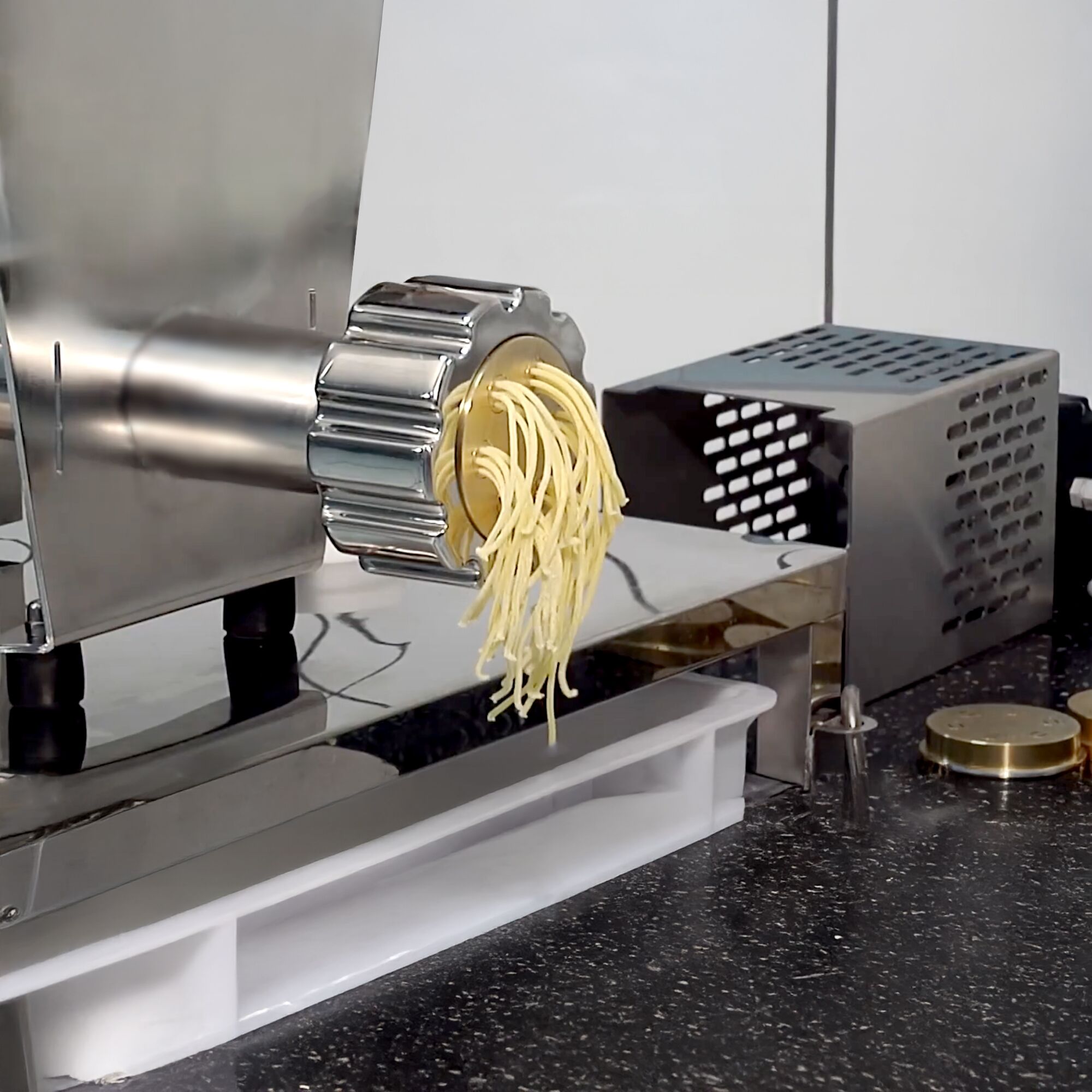 Machine à pâtes électrique – 4,2 kg/h – 370 watts – Ø 75 mm filière – incl. coupe-pâtes