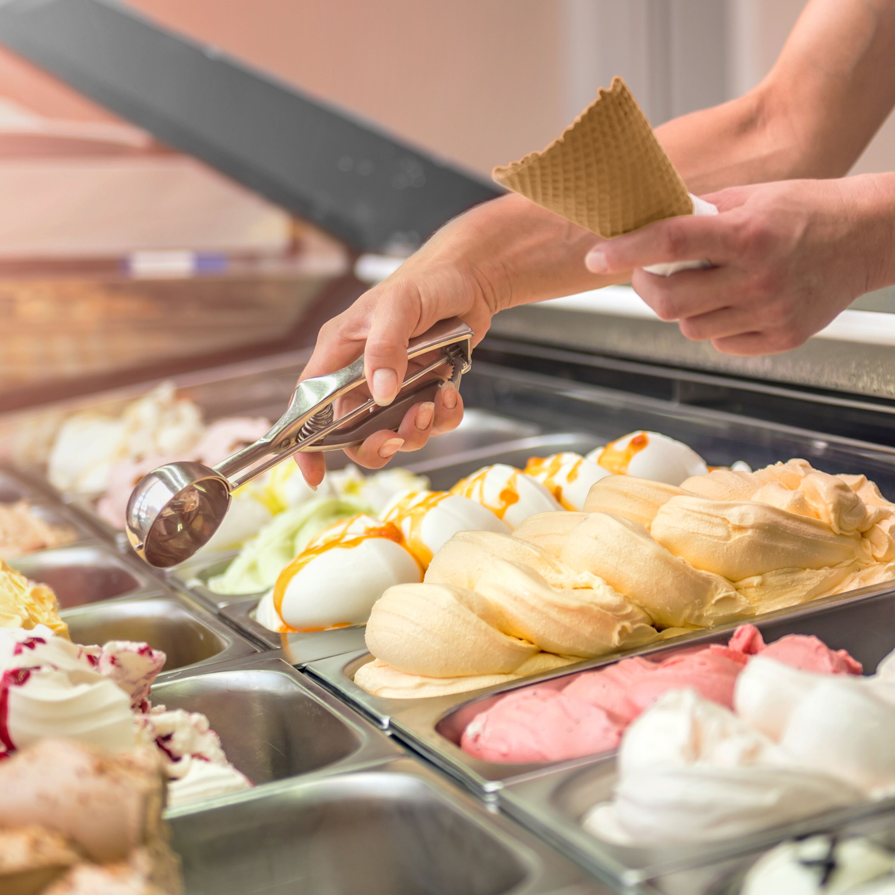 Vitrine à glace ADAM – 1200 mm – refroidissement ventilé – pour 12 bacs à glace de 5 litres ou 8 bacs de 7 litres – Blanc