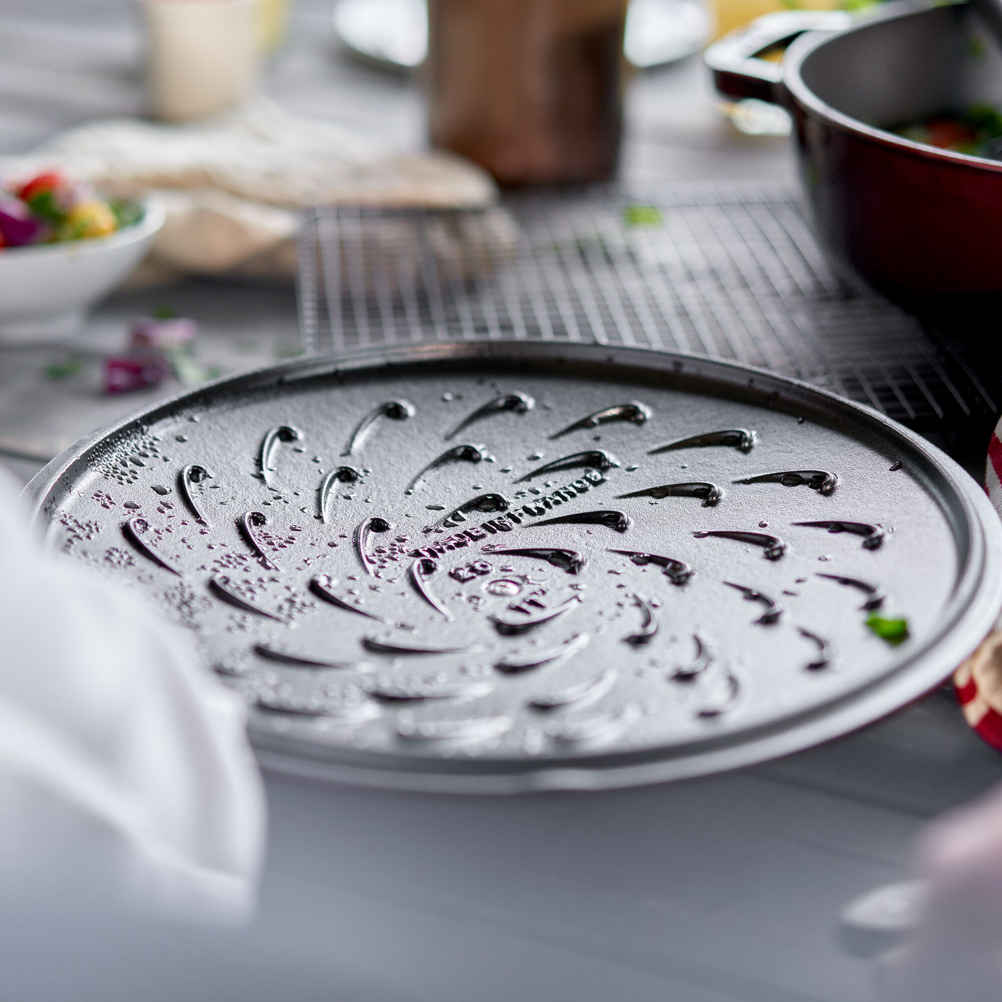 STAUB | BRAISERS - Cocotte avec Chistera Drop-Structure - 280mm - Fonte - Grenadine-Rouge	