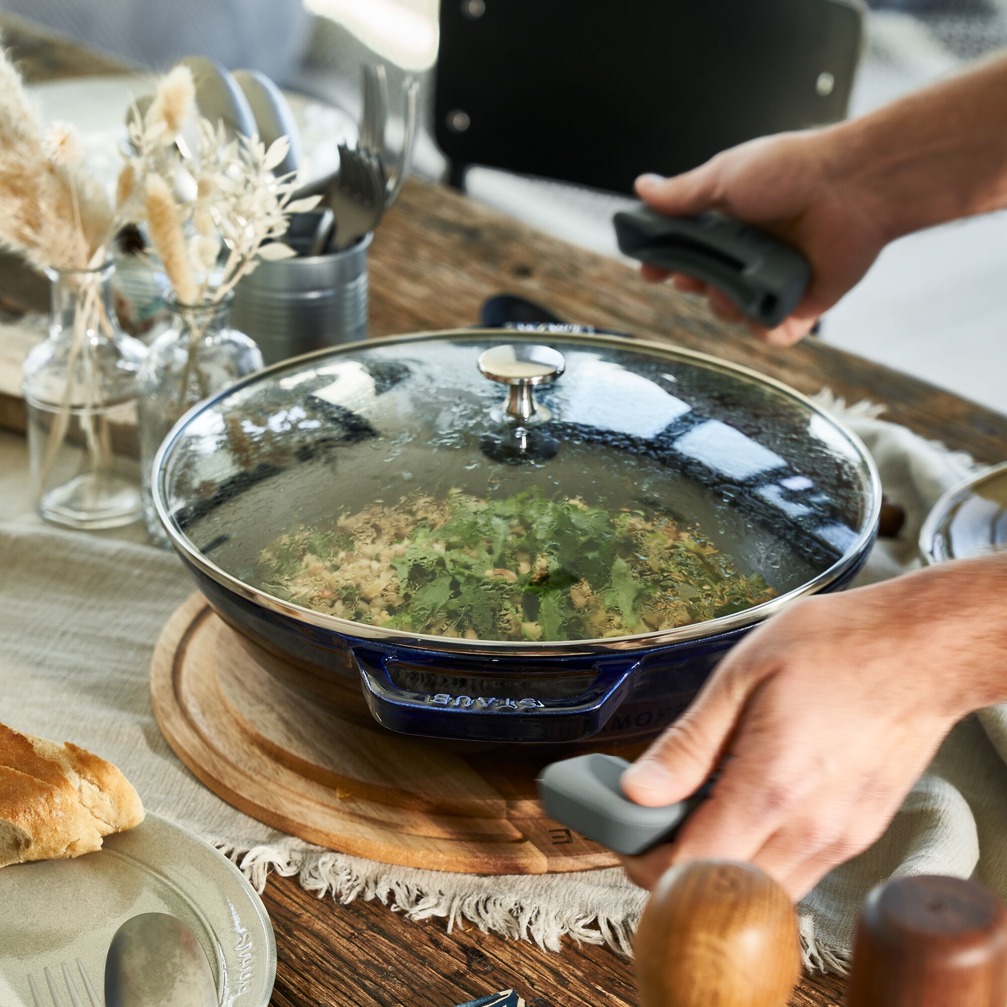 STAUB | SPECIALITIES - Wok avec couvercle en verre - Ø 300mm - Fonte - Bleu foncé	