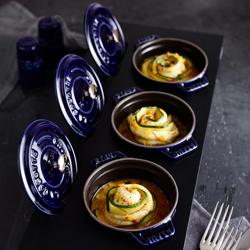 STAUB | SPECIALITIES - Vassoio per 3 mini cocottes - 420x160mm - Fibra di legno - Nero