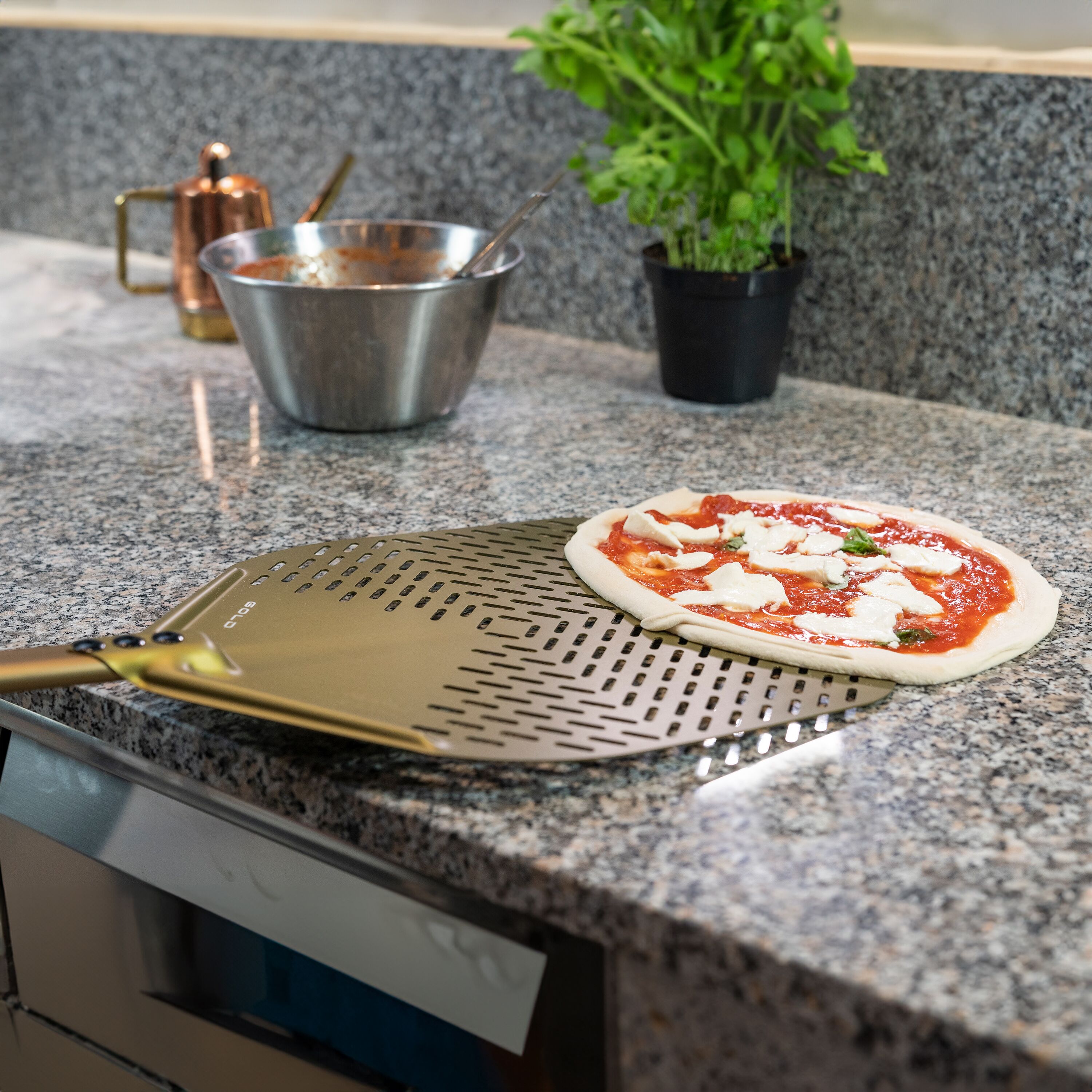 Pelle à pizza rectangulaire PREMIUM - GOLD - Aluminium - 330x330mm - perforée - anodisation spéciale G.H.A. - manche 120cm