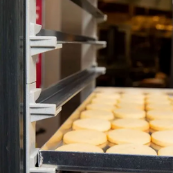 CAMBRO | CAMSHELVING® kocsi 18x GN 2/1 tartályhoz