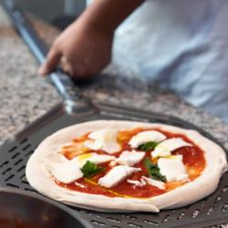 Pizzaschaufel - EVOLUZIONE - Aluminium - 360 mm - perforiert - spezielle S.H.A. Eloxierung
