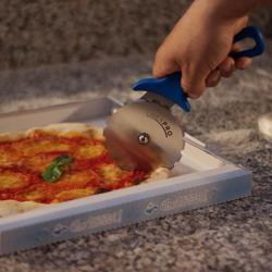Tăietor pentru pizza PREMIUM - Ø 100 mm - lamă zimțată - oțel inoxidabil AISI 420, mâner PP/polipropilenă - mâner albastru