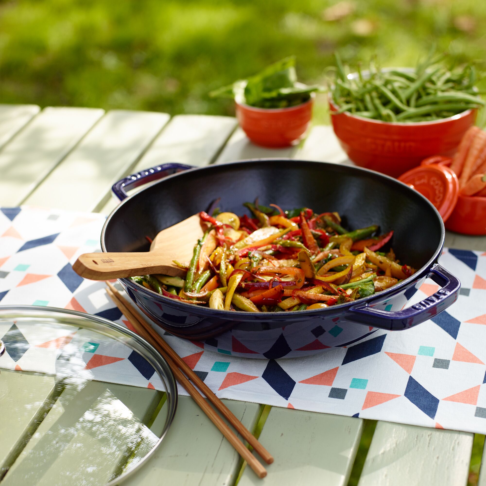 STAUB | SPECIALITIES - Wok avec couvercle en verre - Ø 300mm - Fonte - Bleu foncé	