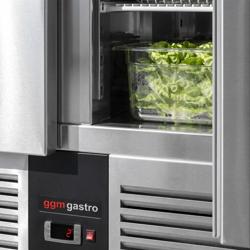 Saladette PREMIUM - 1368mm - 3 Türen - mit Einlass für 4x GN 1/1 & Edelstahldeckel