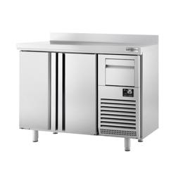 Bajo mostrador refrigerado PREMIUM PLUS - 1468x600mm - con 2 puertas abatibles, encimera de trabajo con trasera elevada y ausklopfer para café, cerradura, display digital, control HACCP, pies regulables hasta 200mm - 340L