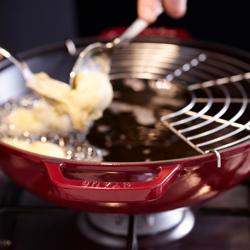 STAUB | SPECIALITIES - مقلاة ووك بغطاء زجاجي - قطر 300 مم - حديد زهر - أحمر غرينادين