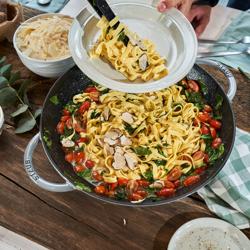 STAUB | SPECIALITIES - Сковорода WOK зі скляною кришкою - Ø 370 мм - Чавунна - Графітово-сіра