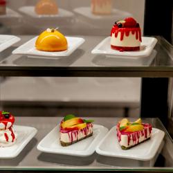 Cake & Pastry Display Fridge – 1500mm Width - 5 Shelves - Double-Glazed - LED In/Out - +4 to +6 °C