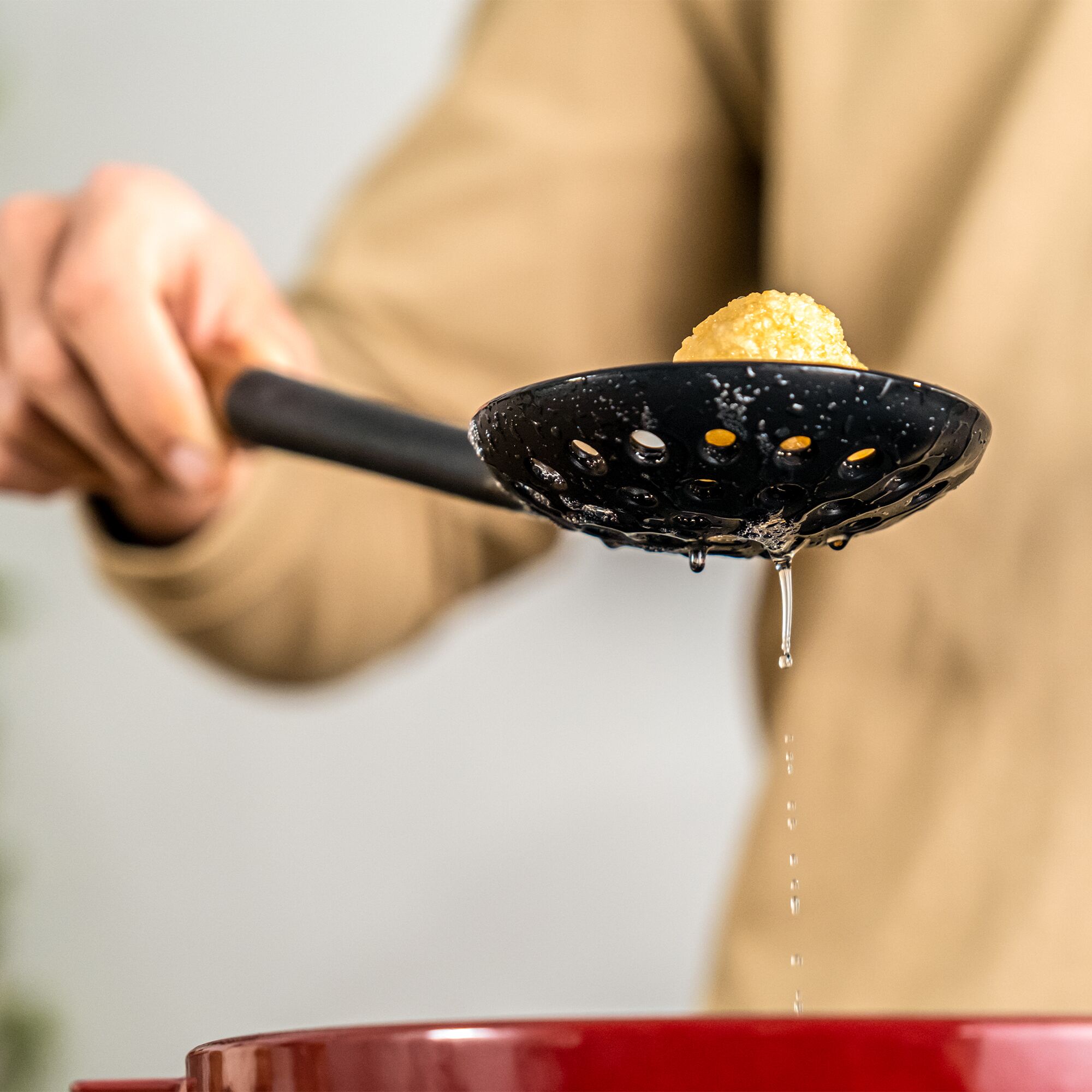 STAUB | Écumoire – 310 mm – Silicone – Noir / Bois