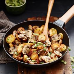 STAUB | PANS - Bratpfanne mit Holzgriff - Ø 240mm - Gusseisen - Schwarz