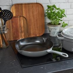 STAUB | PANS – patelnia z dziobkiem – Ø 260 mm – żeliwo – kolor grafitowo-szary
