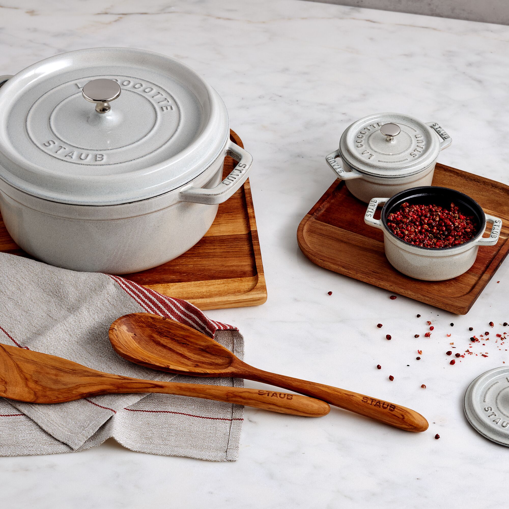 STAUB | Cocotte Round Enamelled Cast Iron Casserole Dish – Ø 180 mm – White Truffle