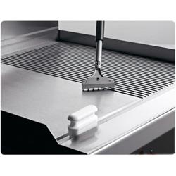 Plancha électrique - plaque acier - 2 zones - 13,8 kW - 1/2 lisse, 1/2 rainurée - Surface de cuisson : 795x535mm - incl. soubassement avec 2 portes