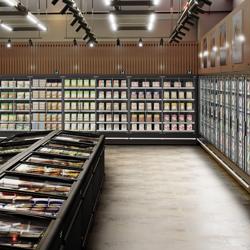 (4 pezzi) Espositore murale refrigerato per supermercati - 7500 mm - con porte a battente in vetro doppio stratificato senza telaio e 5 ripiani         