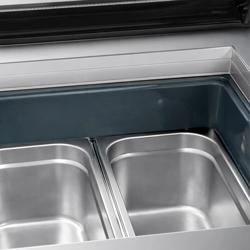 Tisch-Eisvitrine - 870mm - Statisch - für 4x 5 Liter Eisbehälter - gewölbter Deckel - Deckelöffnung zur Bedienseite