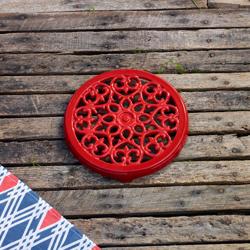 STAUB | SERVING - قاعدة قدر على شكل زهرة الزنبق - 230 مم - من الحديد الزهر - أحمر كرزي