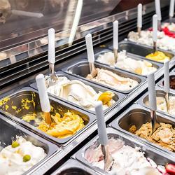 Vitrine à glace NOLAN – 1730 mm – refroidissement ventilé – pour 18 bacs à glace de 5 litres – Blanc