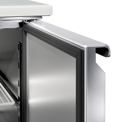 Saladette ECO - 1368mm - 3 deuren - met invoer voor 4x GN 1/1 & Roestvrijstalen deksel