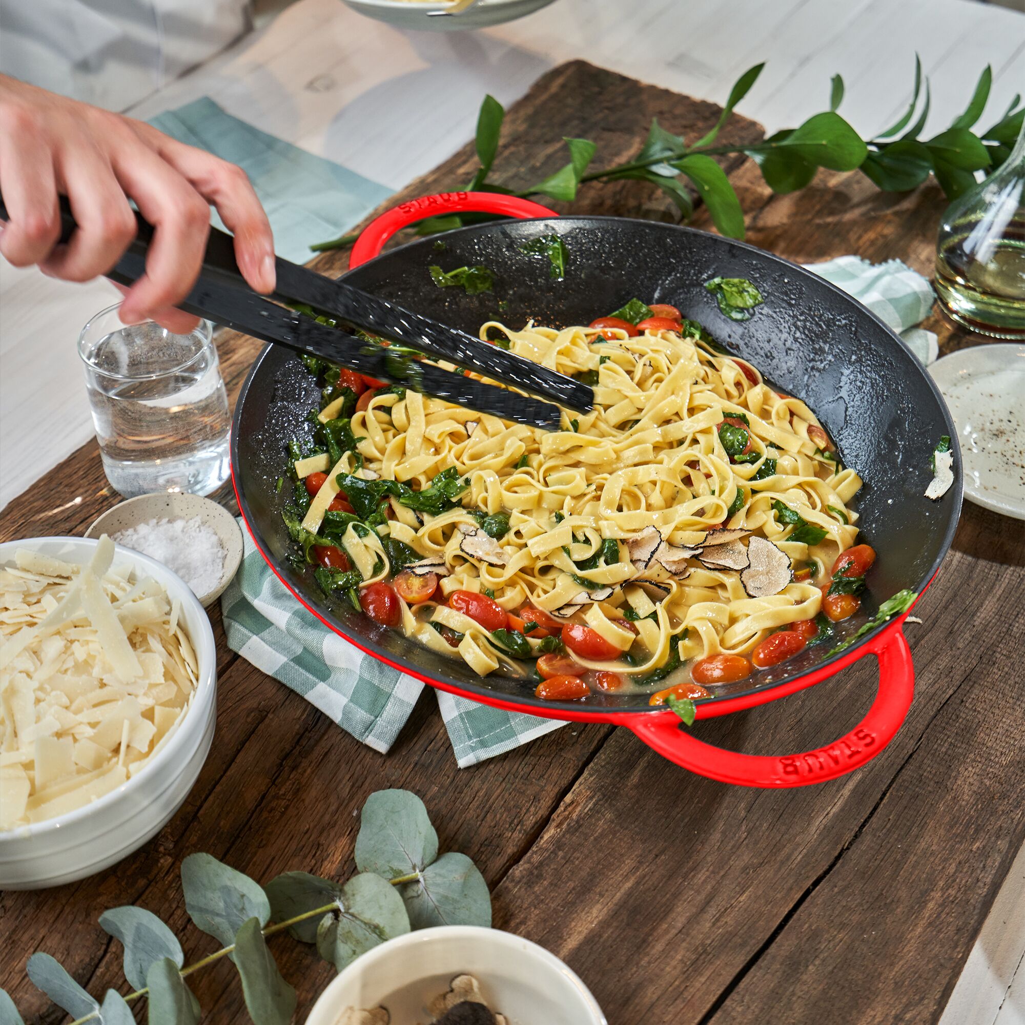 STAUB | SPECIALITIES - Wok avec couvercle en verre - Ø 370mm - Fonte - Rouge cerise	