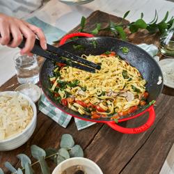 STAUB | SPECIALITIES - Wok con coperchio in vetro - Ø 370 mm - Ghisa - Rosso ciliegia