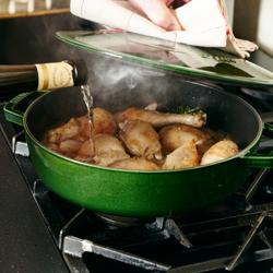 STAUB | BRAISERS - Pečicí hrnec s kapkovitou strukturou Chistera - 240 mm - litina - bazalkově zelený