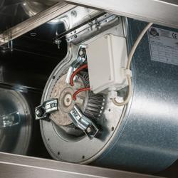 Hotă de montat pe perete 2,6 m - cu motor, dispozitiv de reglare, filtru şi lampă