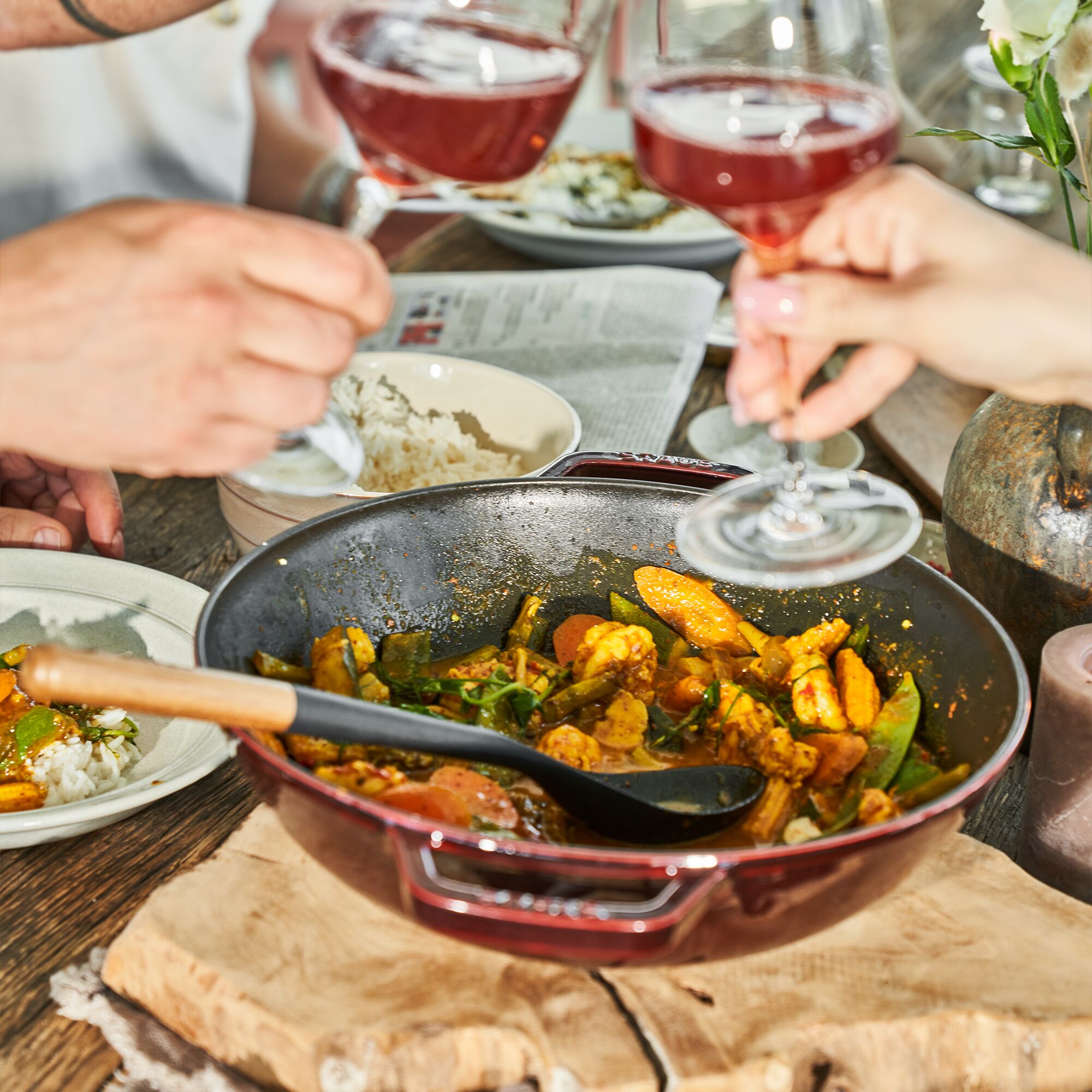 STAUB | SPECIALITES - Wok avec couvercle en verre - Ø 300mm - Fonte - Rouge grenadine	