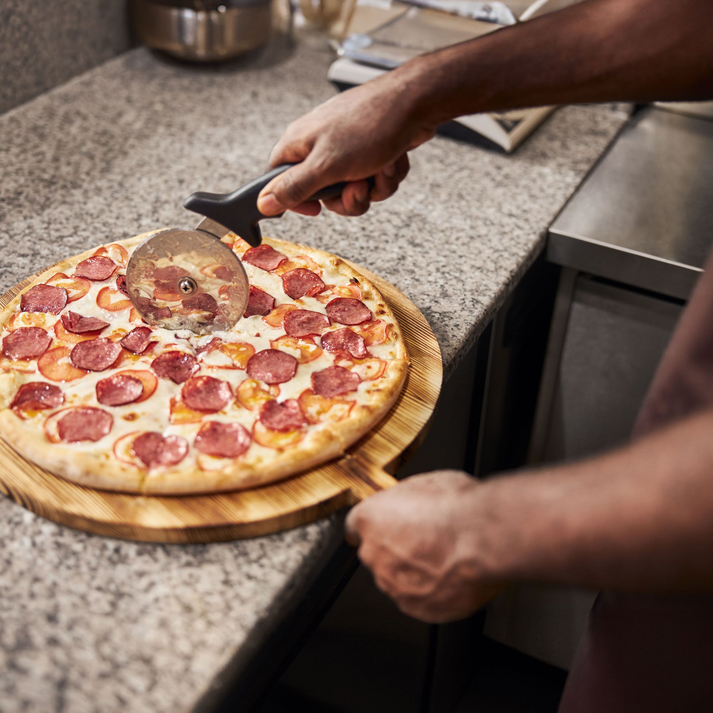 Gastro, Gastronomie,TOP Pizza-Kühltisch mit Granitplatte offers 90x70x90